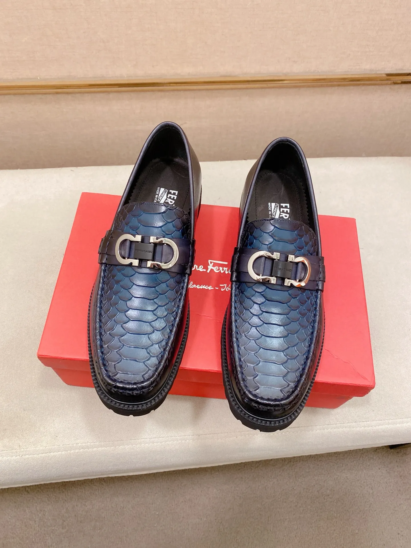 Men's shoes💰: 560💰 High version Ferragamo quality! 🆕🆕Exclusive hot-selling products in stock🔥🔥New products on the shelves, high-quality shoes, high-end driving shoes, with complete packaging! 💪 💪 Material: imported patented cowhide 🐂 + imported high-quality water-dyed cowhide lining + wear-resistant outsole 👍🏻👍🏻 Features: high-end and comfortable, purely handmade 🚀 🚀 Create the perfect shoes that suit you best 🔥 🔥 Size: (38-44) Can be customized 45 non-returnable!